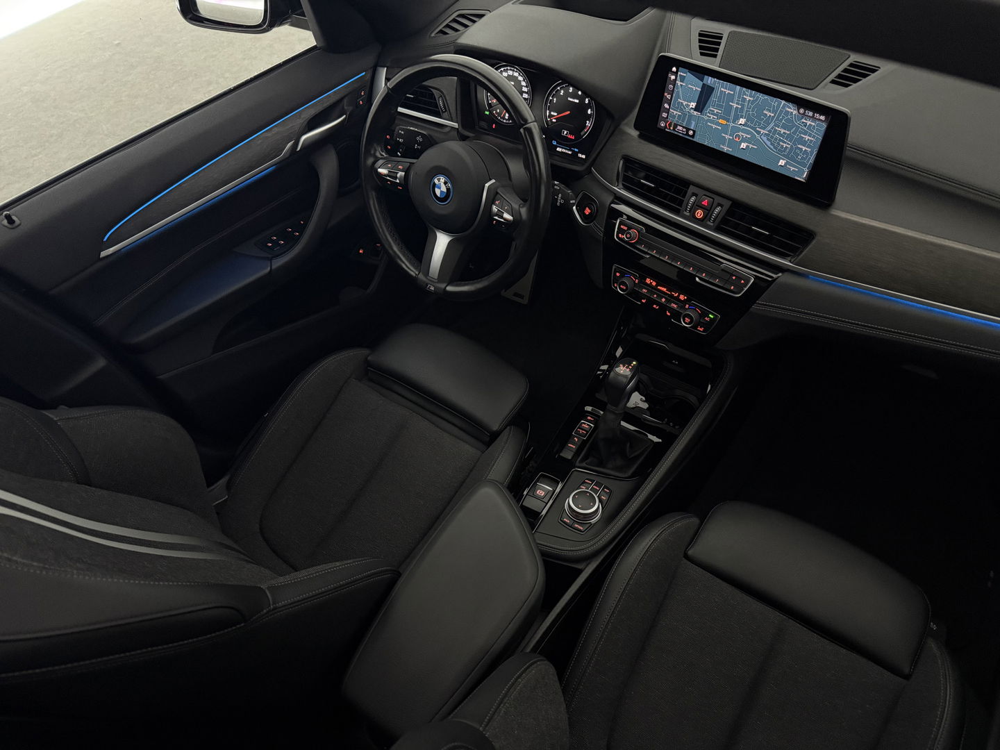 BMW X1 xDrive25e M-Sport l Pano | Lazer | HUD | Sfeerver. | Virtual l Trekhaak | Carplay l Camera l Stoelverw.