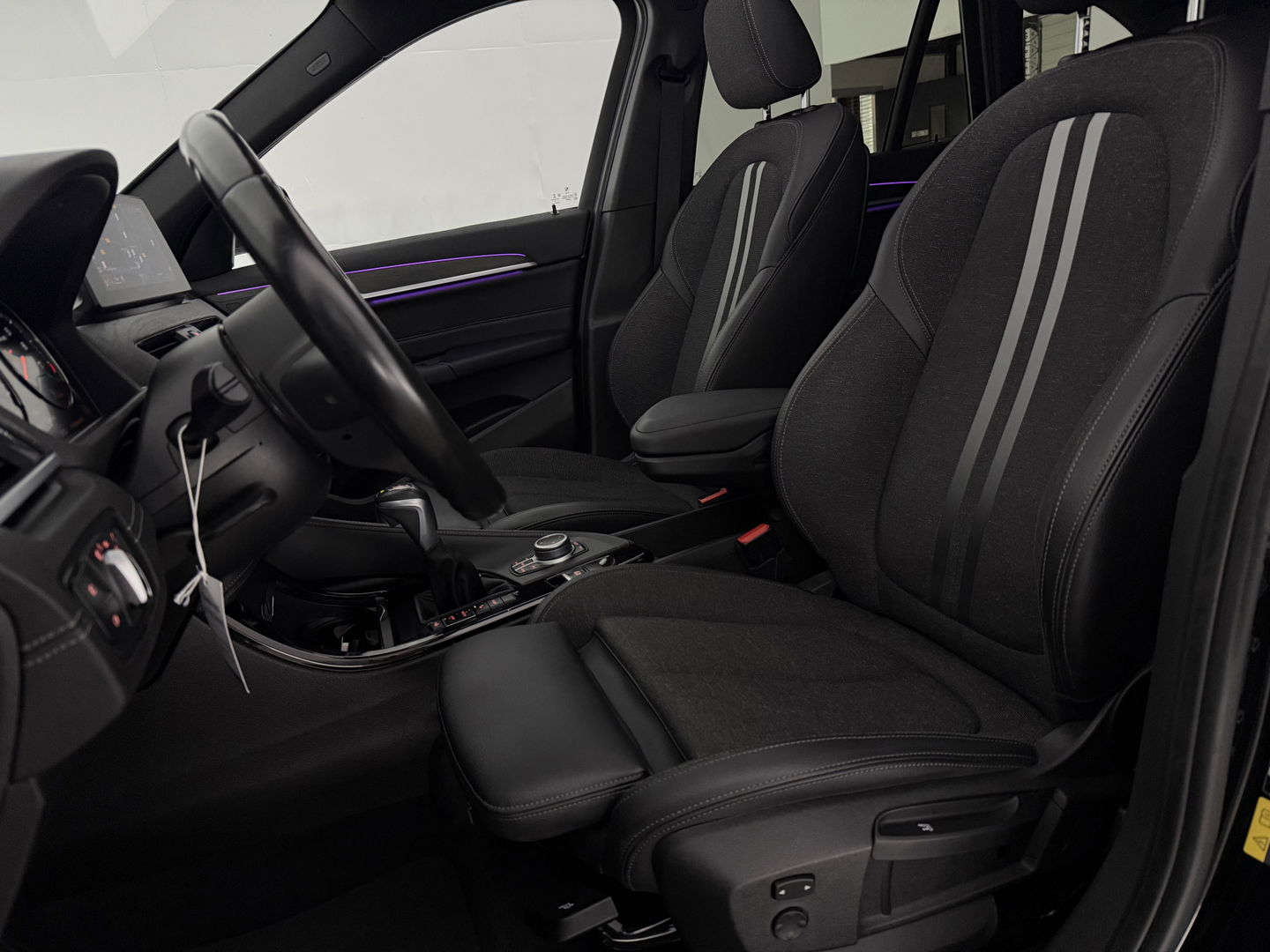 BMW X1 xDrive25e M-Sport l Pano | Lazer | HUD | Sfeerver. | Virtual l Trekhaak | Carplay l Camera l Stoelverw.