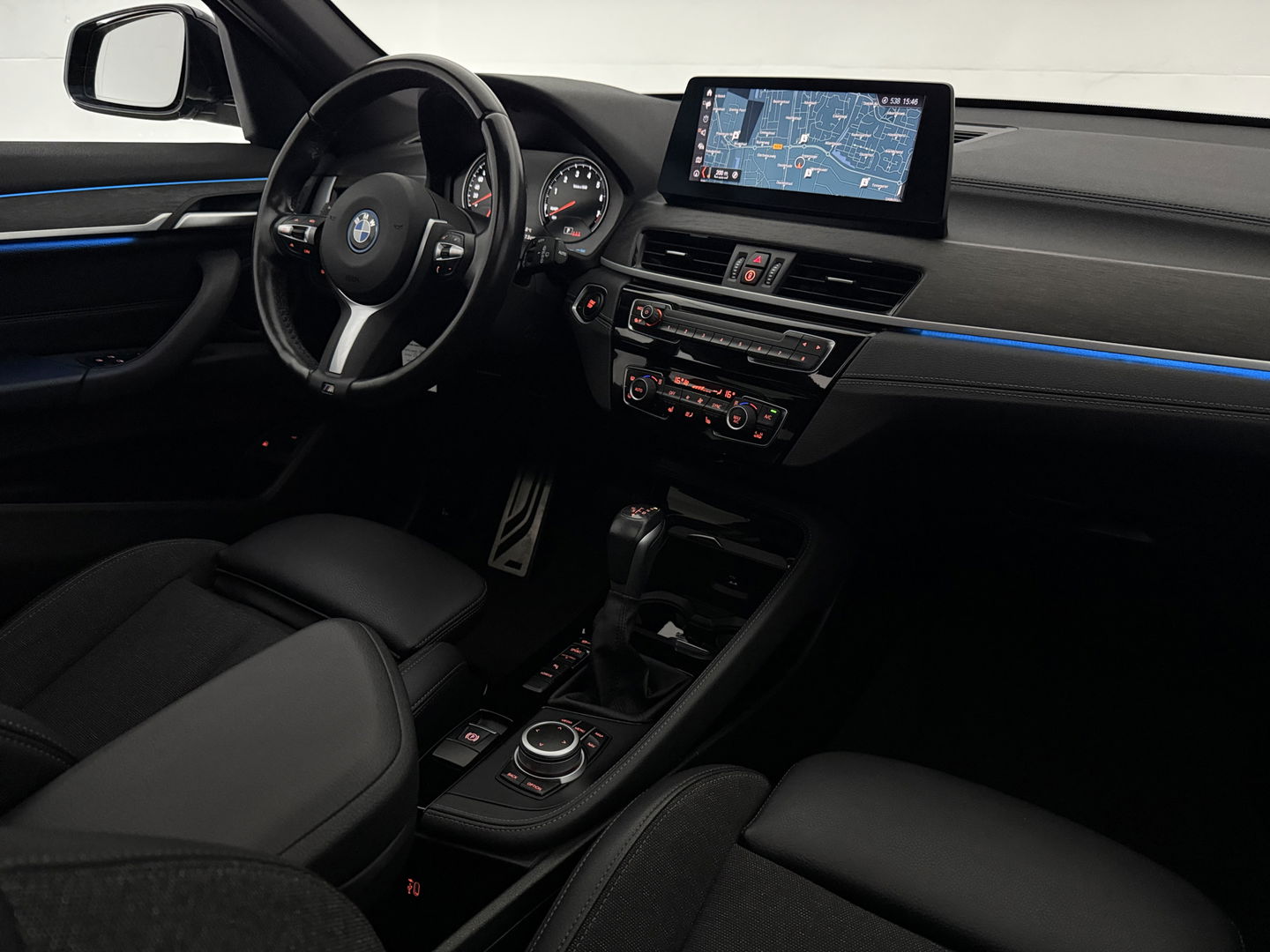 BMW X1 xDrive25e M-Sport l Pano | Lazer | HUD | Sfeerver. | Virtual l Trekhaak | Carplay l Camera l Stoelverw.