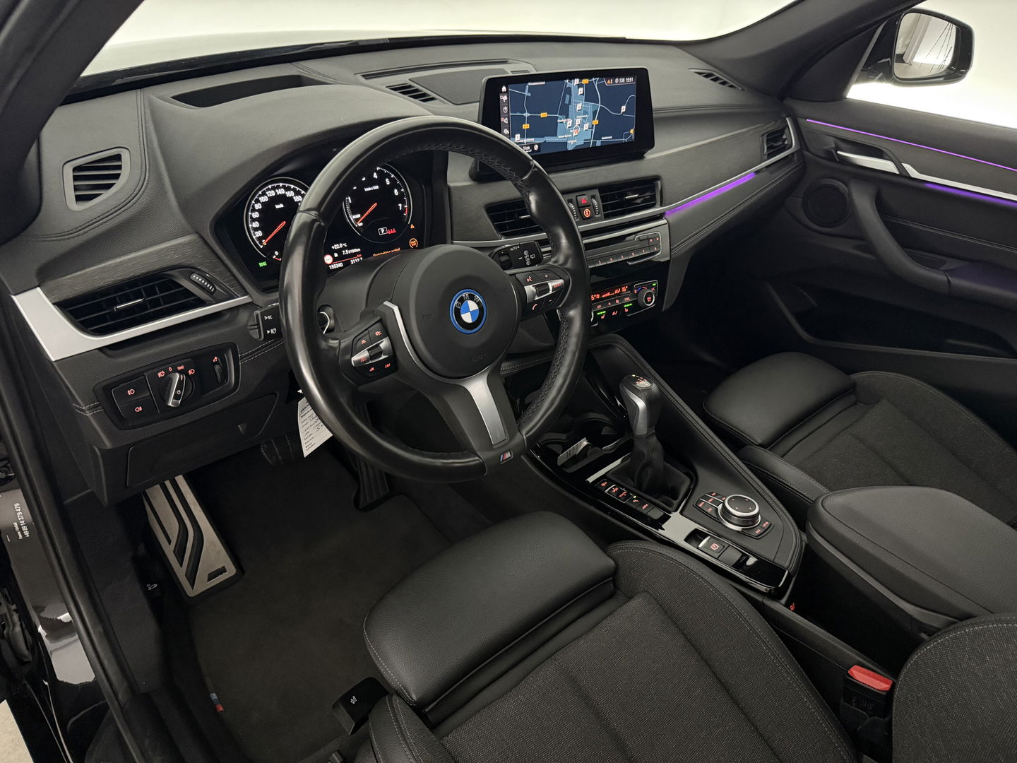 BMW X1 xDrive25e M-Sport l Pano | Lazer | HUD | Sfeerver. | Virtual l Trekhaak | Carplay l Camera l Stoelverw.
