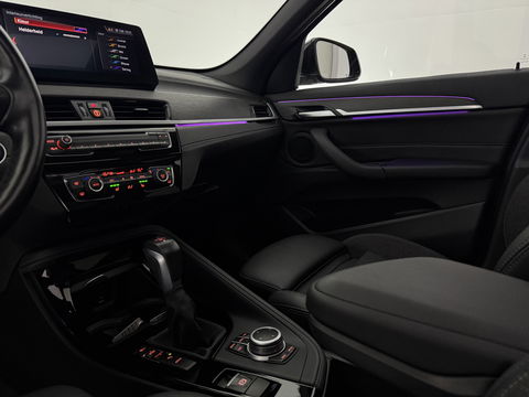 BMW X1 xDrive25e M-Sport l Pano | Lazer | HUD | Sfeerver. | Virtual l Trekhaak | Carplay l Camera l Stoelverw.