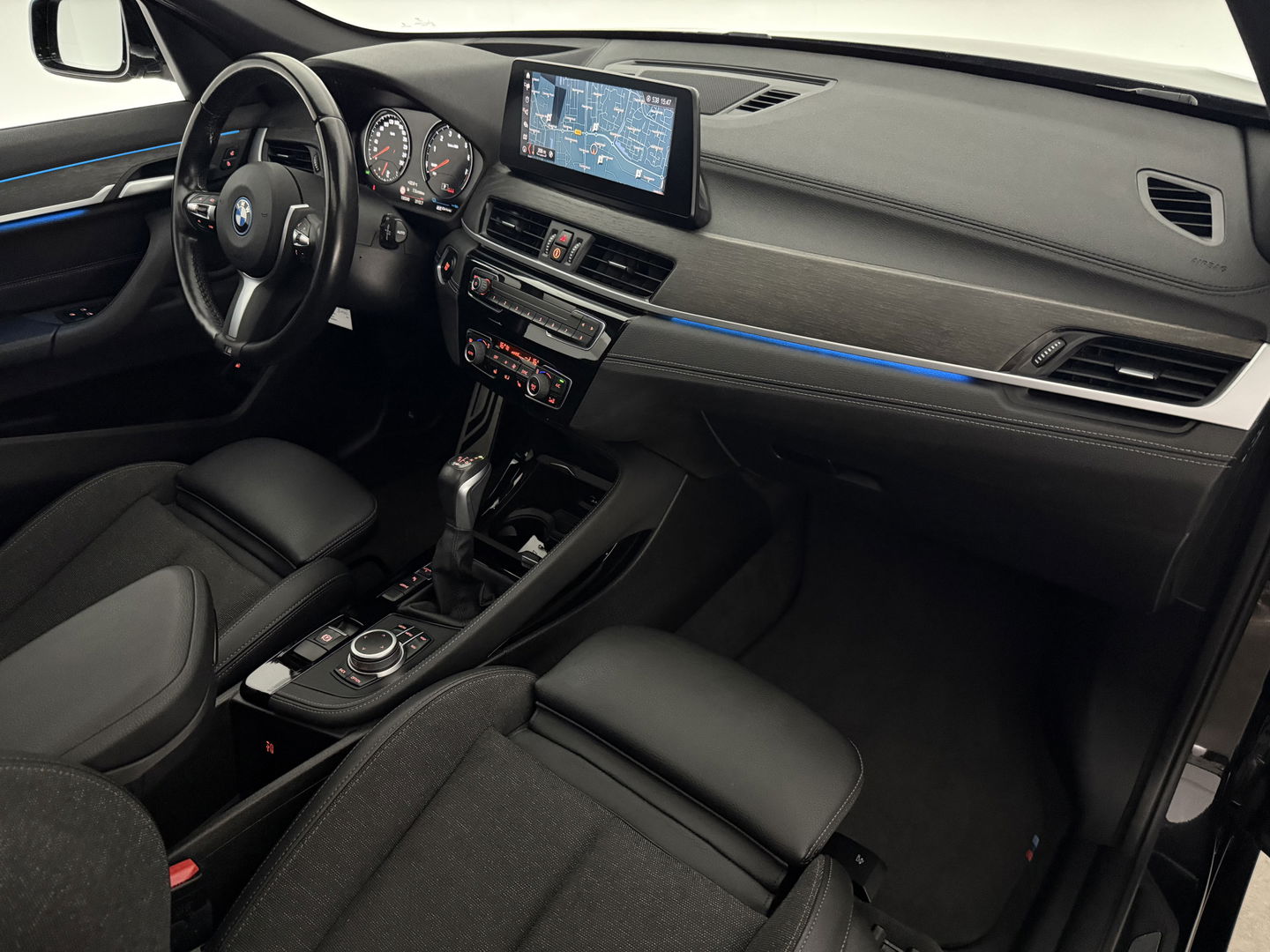 BMW X1 xDrive25e M-Sport l Pano | Lazer | HUD | Sfeerver. | Virtual l Trekhaak | Carplay l Camera l Stoelverw.