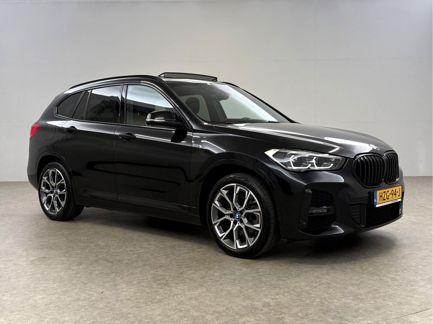 BMW X1 xDrive25e M-Sport l Pano | Lazer | HUD | Sfeerver. | Virtual l Trekhaak | Carplay l Camera l Stoelverw.