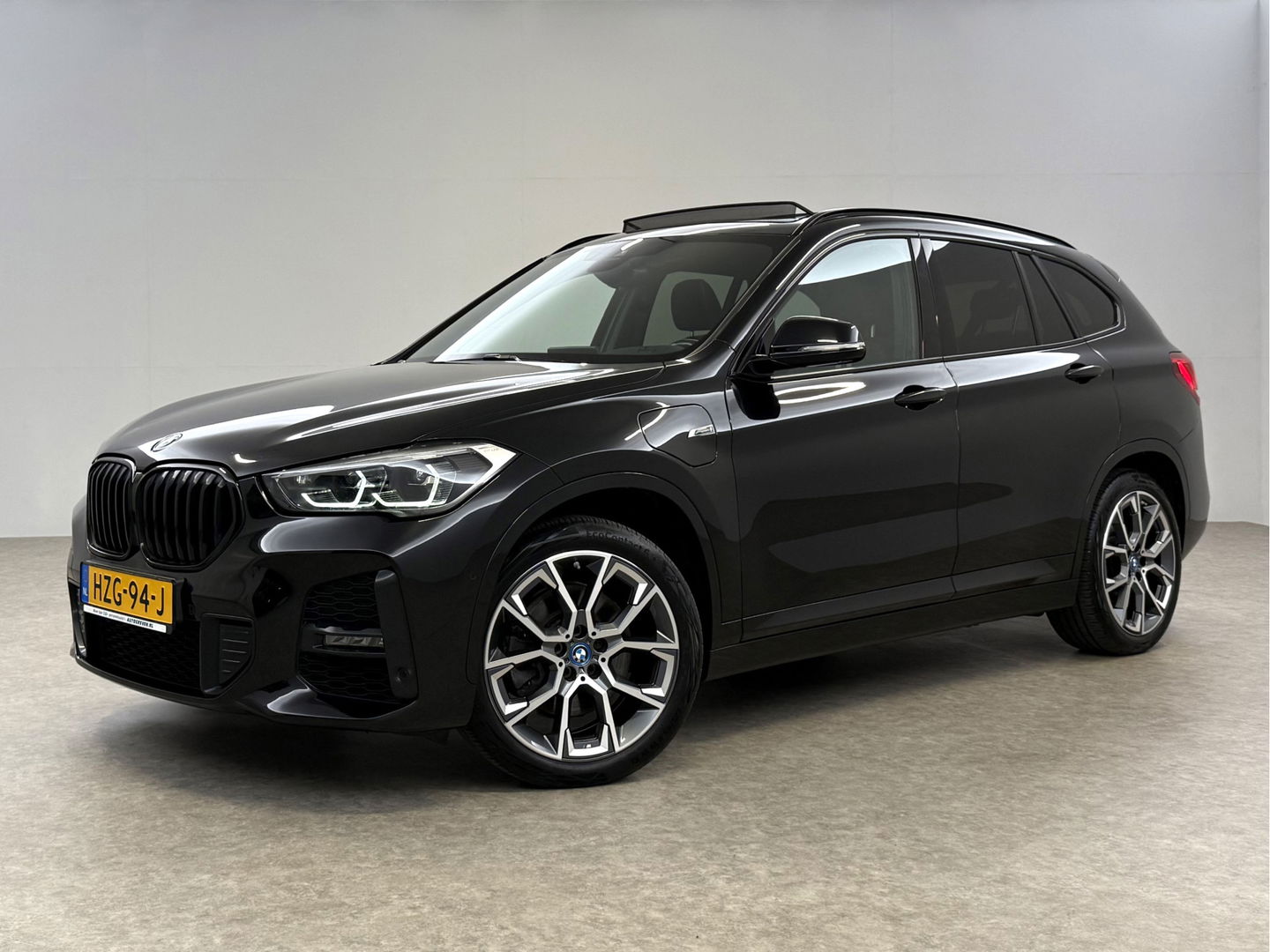 BMW X1 xDrive25e M-Sport l Pano | Lazer | HUD | Sfeerver. | Virtual l Trekhaak | Carplay l Camera l Stoelverw.