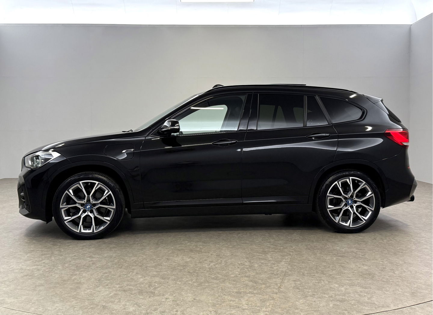 BMW X1 xDrive25e M-Sport l Pano | Lazer | HUD | Sfeerver. | Virtual l Trekhaak | Carplay l Camera l Stoelverw.