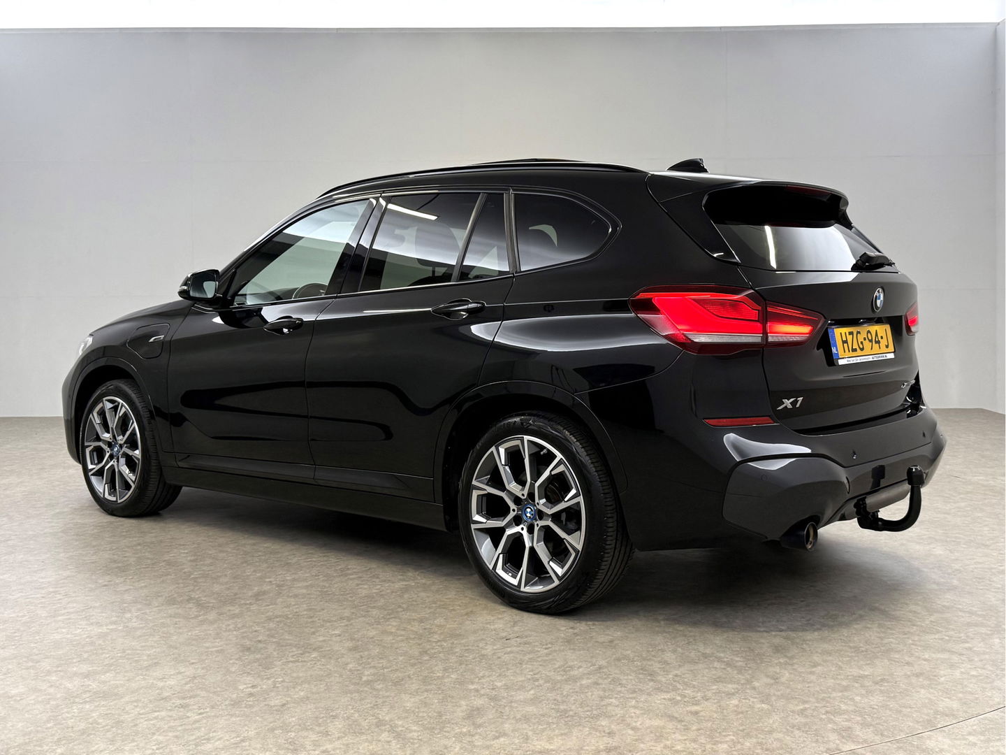 BMW X1 xDrive25e M-Sport l Pano | Lazer | HUD | Sfeerver. | Virtual l Trekhaak | Carplay l Camera l Stoelverw.