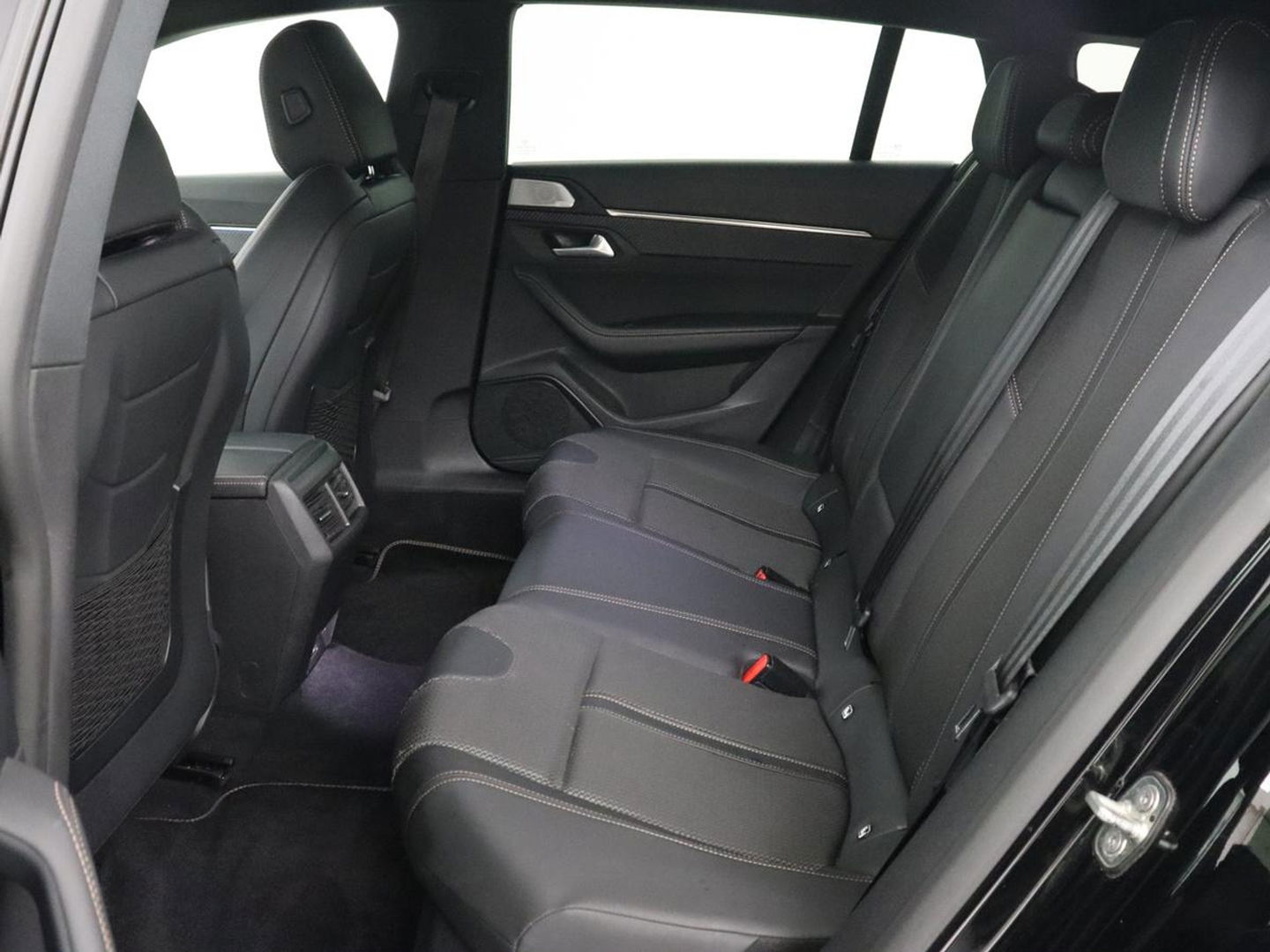 Peugeot 508 1.6 HYbrid GT Line | Trekhaak | Adaptive cruise | FOCAL Sound | Camera | Carplay | Half leder | Keyless | Full LED | Navigatie | Parkeerhulp | Climate control | PHEV | Plug In