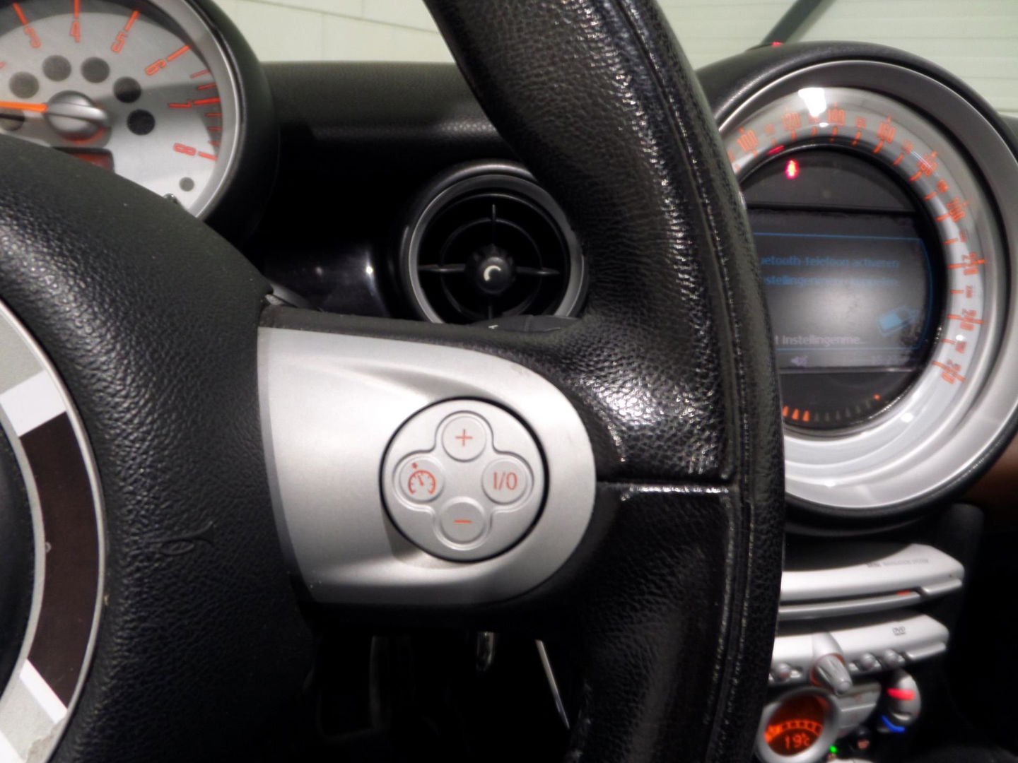 MINI Cabrio 1.6 Cooper S "Origineel NL!" Cognac-Leer Stoelverwarming Bluetooth Navigatie Cruise-control 17"Velgen Parkeersens