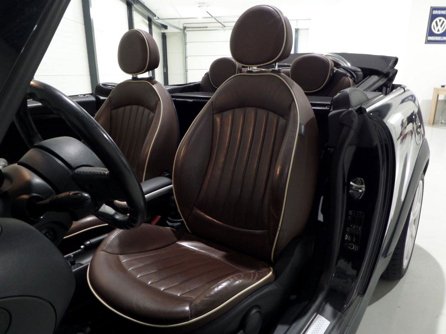 MINI Cabrio 1.6 Cooper S "Origineel NL!" Cognac-Leer Stoelverwarming Bluetooth Navigatie Cruise-control 17"Velgen Parkeersens