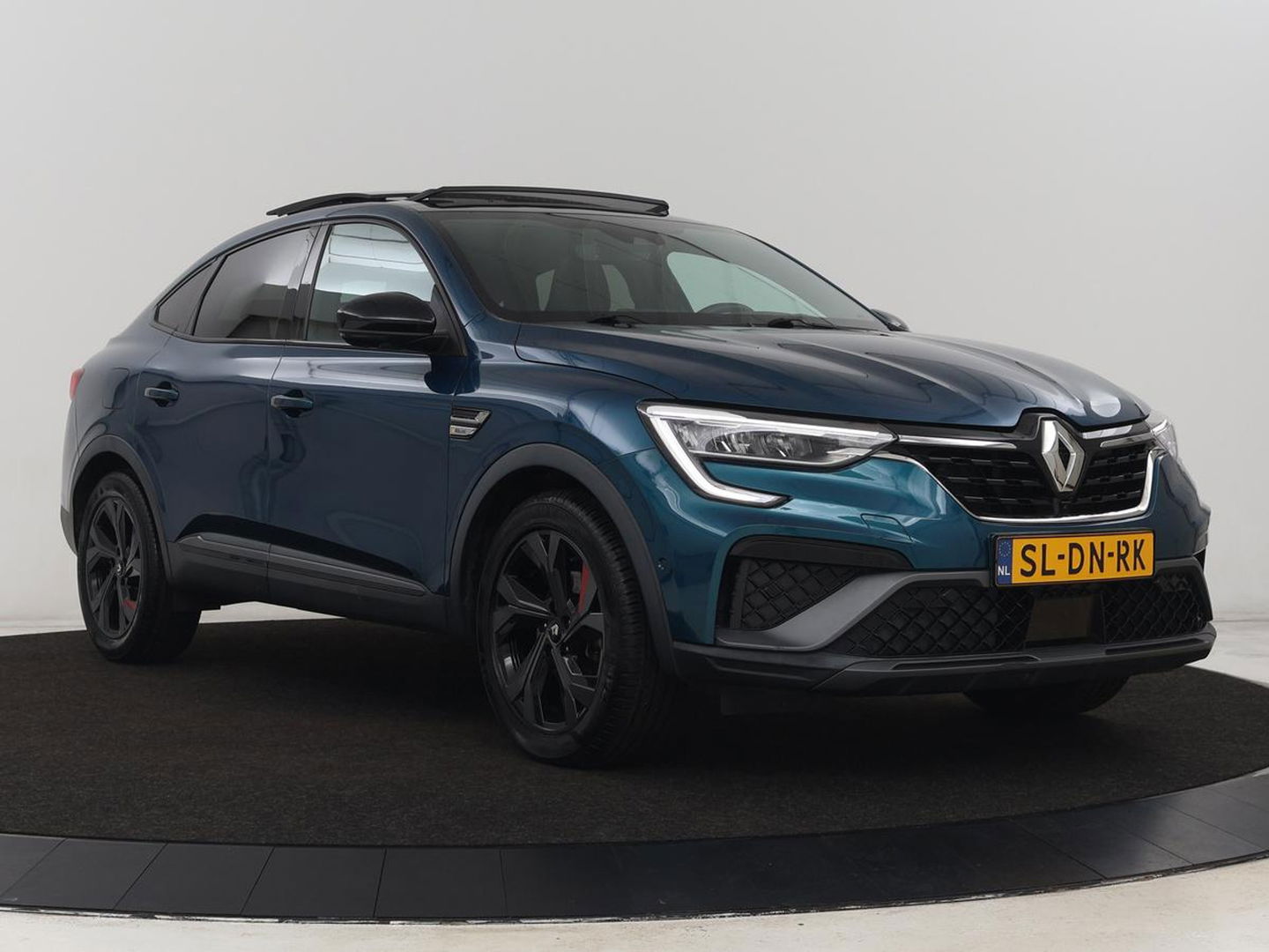 Renault Arkana 1.6 E-Tech Hybrid 145 R.S. Line | Panoramadak | Trekhaak | 360 Camera | Adaptive cruise | Stoelverwarming | Leder/Alcantara | Keyless | Full LED | Carplay | Park Assist | Stuurverwarming