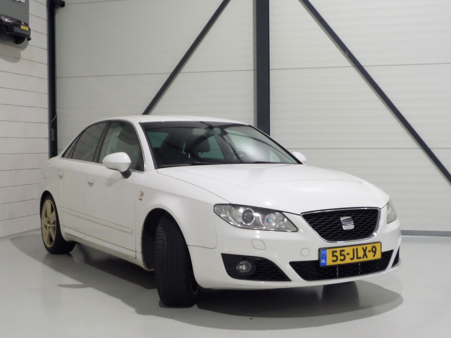SEAT Exeo 2.0 TSI Sport "Origineel NL!" Apple-carplay Leer Bluetooth Navigatie Stoelverwarming Xenon Youngtimer "2e eigenaar"