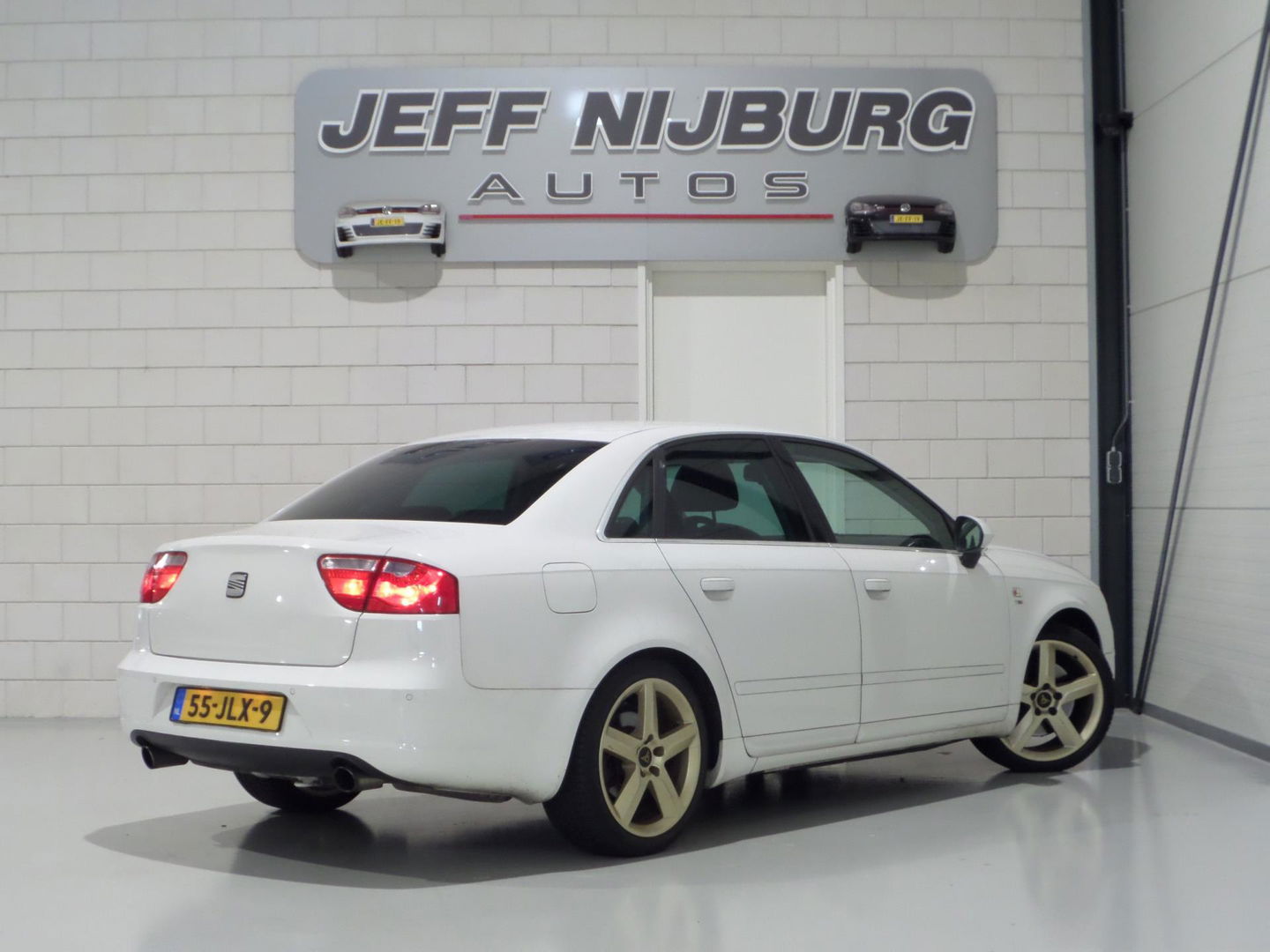 SEAT Exeo 2.0 TSI Sport "Origineel NL!" Apple-carplay Leer Bluetooth Navigatie Stoelverwarming Xenon Youngtimer "2e eigenaar"