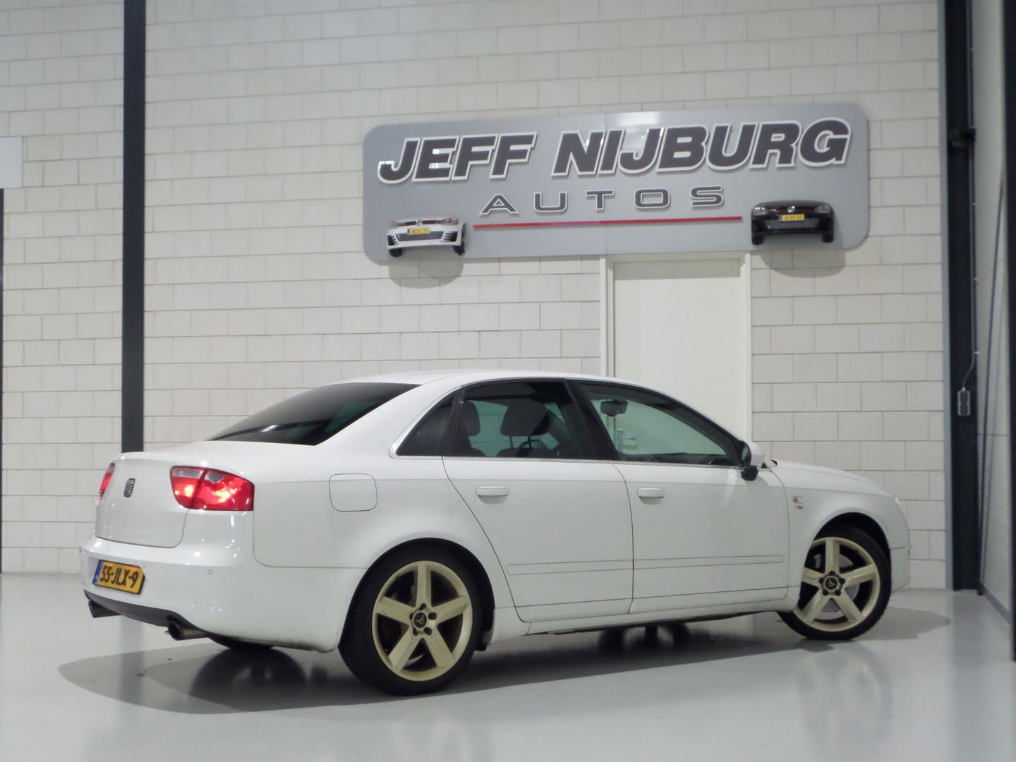 SEAT Exeo 2.0 TSI Sport "Origineel NL!" Apple-carplay Leer Bluetooth Navigatie Stoelverwarming Xenon Youngtimer "2e eigenaar"