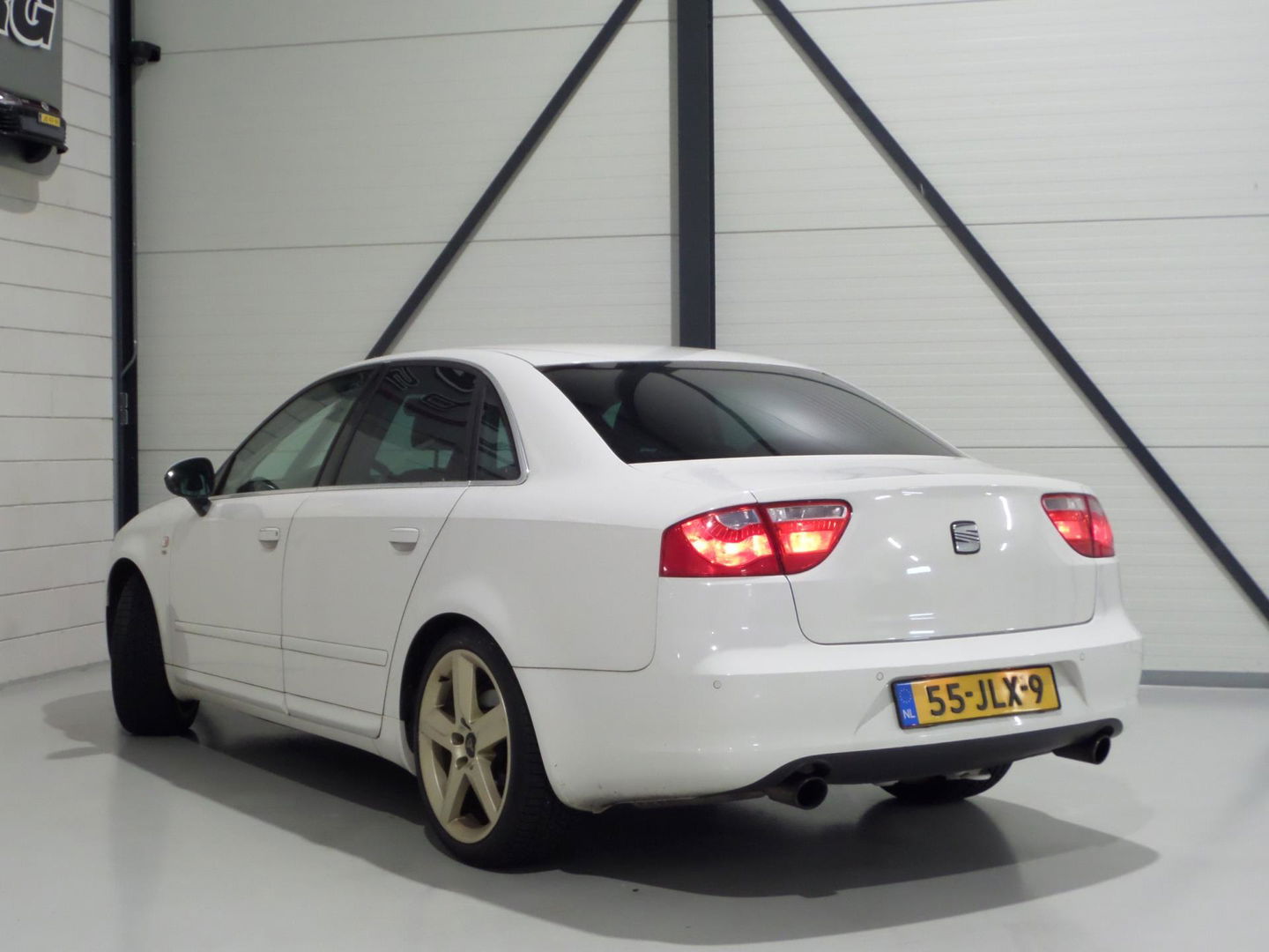 SEAT Exeo 2.0 TSI Sport "Origineel NL!" Apple-carplay Leer Bluetooth Navigatie Stoelverwarming Xenon Youngtimer "2e eigenaar"