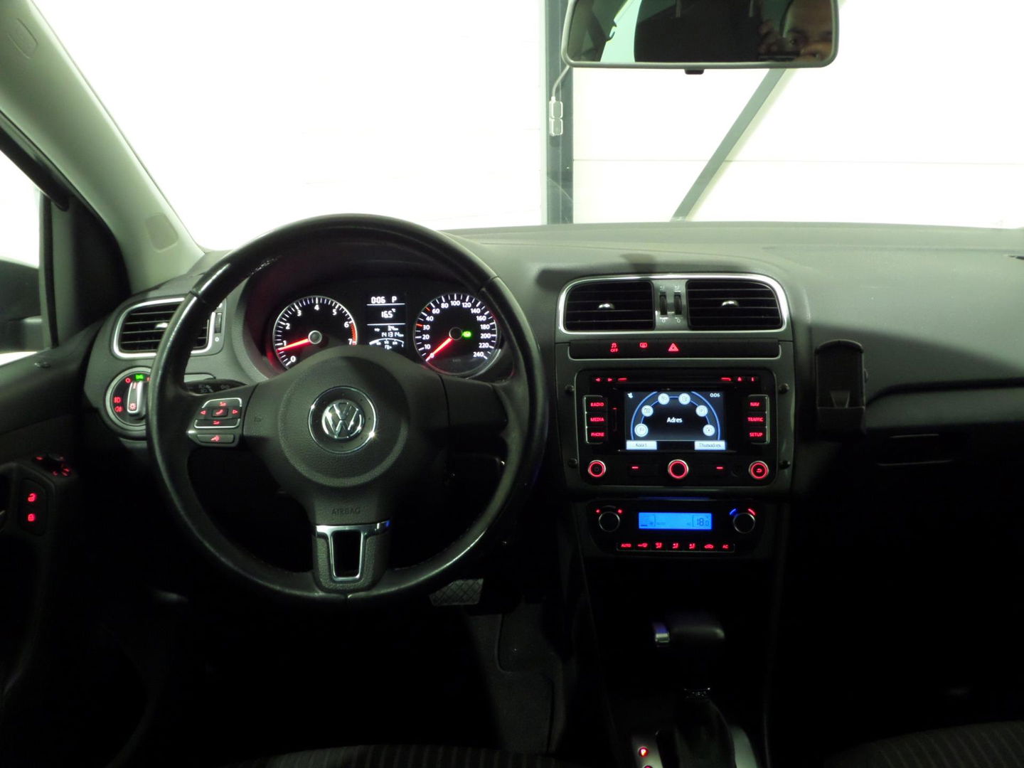 Volkswagen Polo 1.4-16V DSG Highline R-Line "Origineel NL!" Navigatie Bluetooth Cruise-control 17"Velgen Trekhaak Parkeersensoren