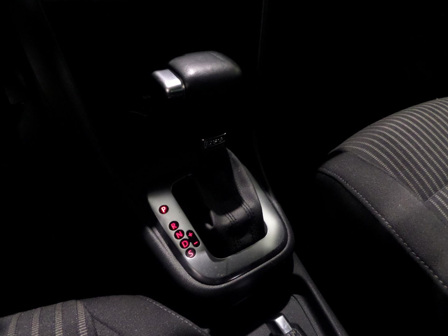 Volkswagen Polo 1.4-16V DSG Highline R-Line "Origineel NL!" Navigatie Bluetooth Cruise-control 17"Velgen Trekhaak Parkeersensoren