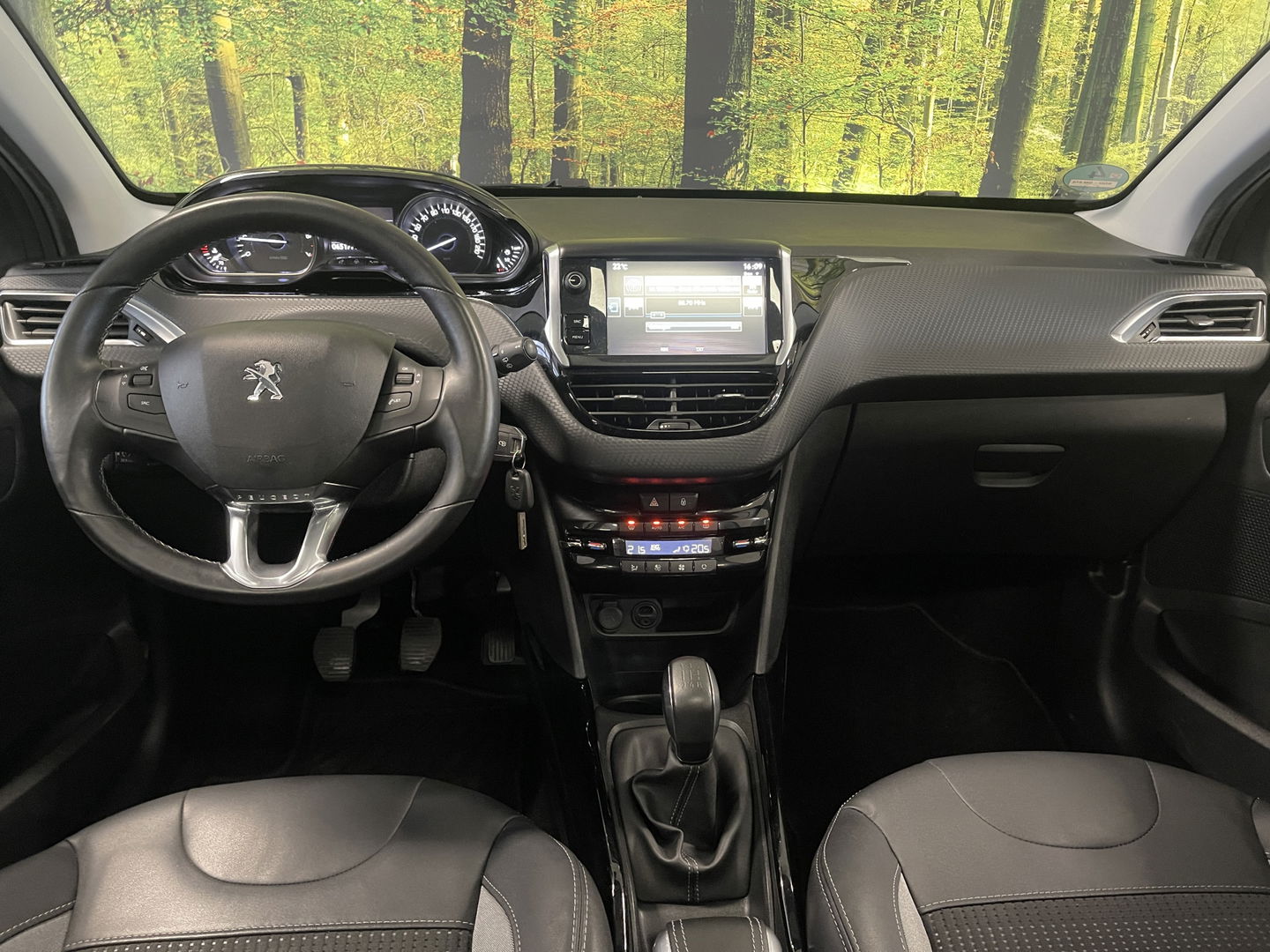 Peugeot 2008 1.2 PureTech Féline | Panoramadak | 16'' Lichtmetaal | Parkeersensoren achter | Airconditioning | Elektrische ramen | Automatische verlichting |