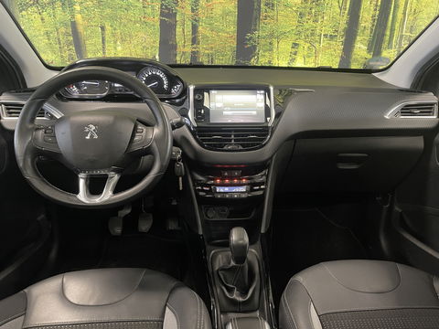 Peugeot 2008 1.2 PureTech Allure | Panoramadak | 16'' Lichtmetaal | Parkeersensoren achter | Airconditioning | Elektrische ramen | Automatische verlichting |