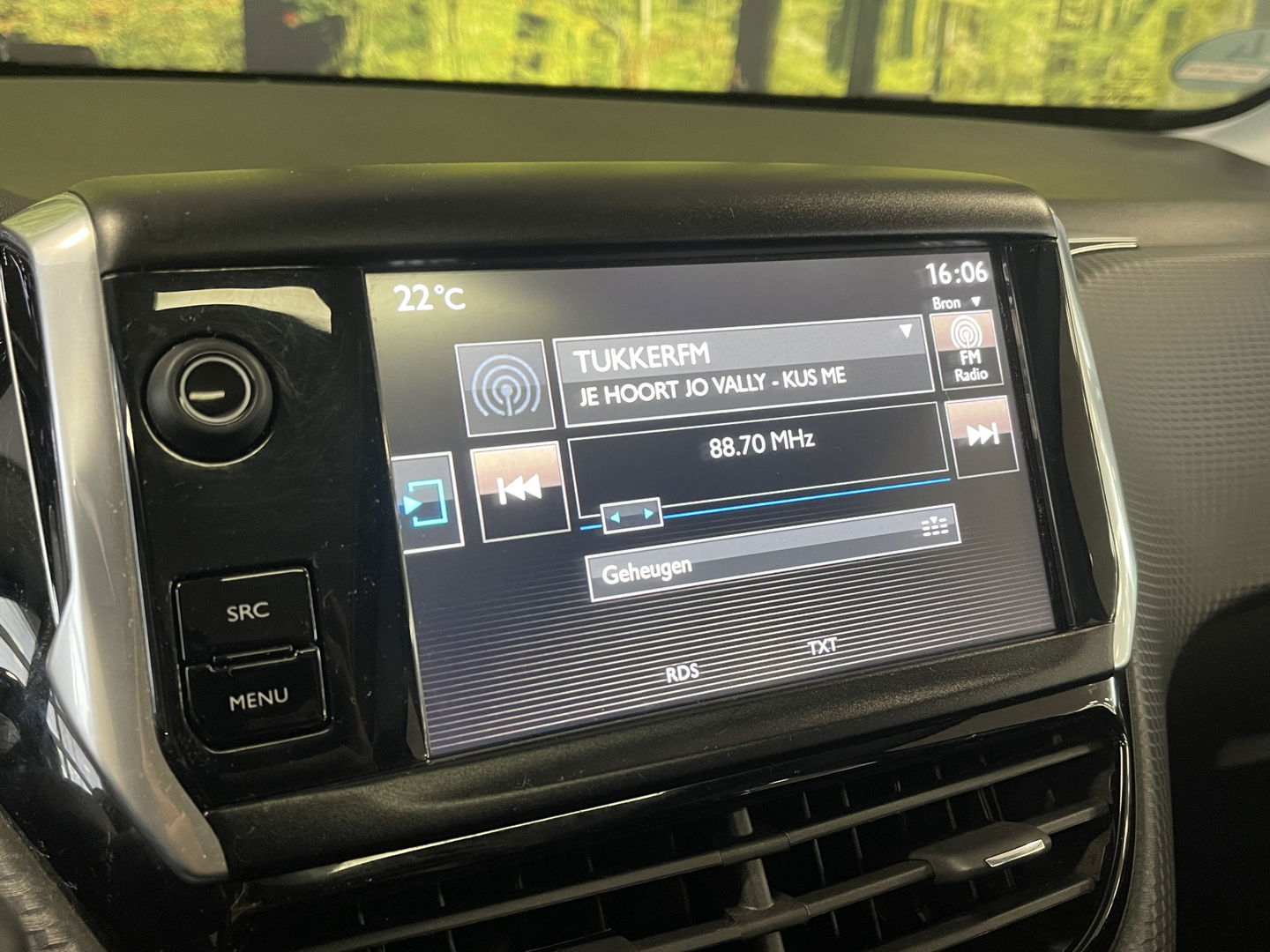 Peugeot 2008 1.2 PureTech Allure | Panoramadak | 16'' Lichtmetaal | Parkeersensoren achter | Airconditioning | Elektrische ramen | Automatische verlichting |