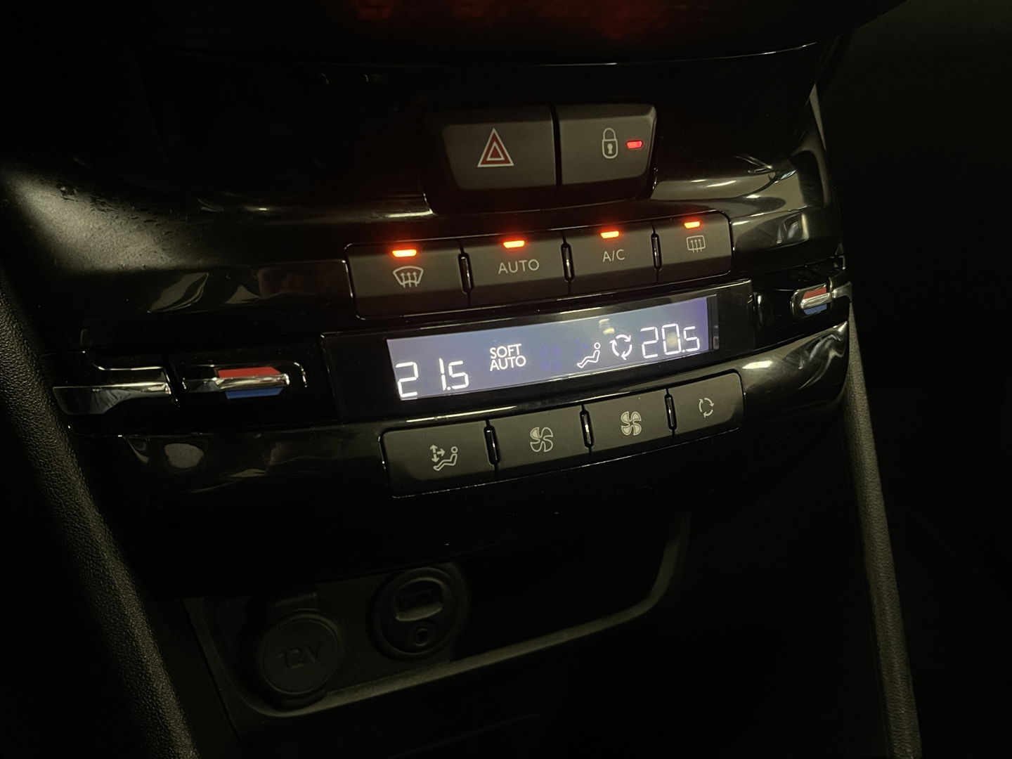 Peugeot 2008 1.2 PureTech Féline | Panoramadak | 16'' Lichtmetaal | Parkeersensoren achter | Airconditioning | Elektrische ramen | Automatische verlichting |