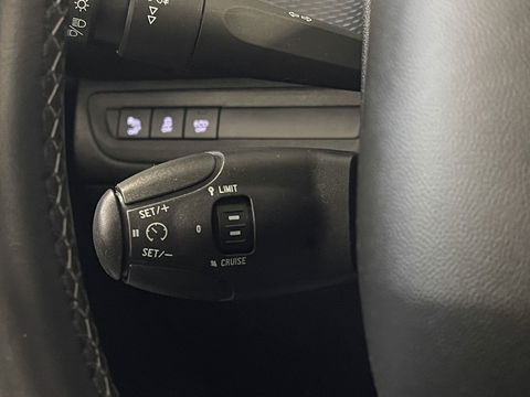 Peugeot 2008 1.2 PureTech Allure | Panoramadak | 16'' Lichtmetaal | Parkeersensoren achter | Airconditioning | Elektrische ramen | Automatische verlichting |