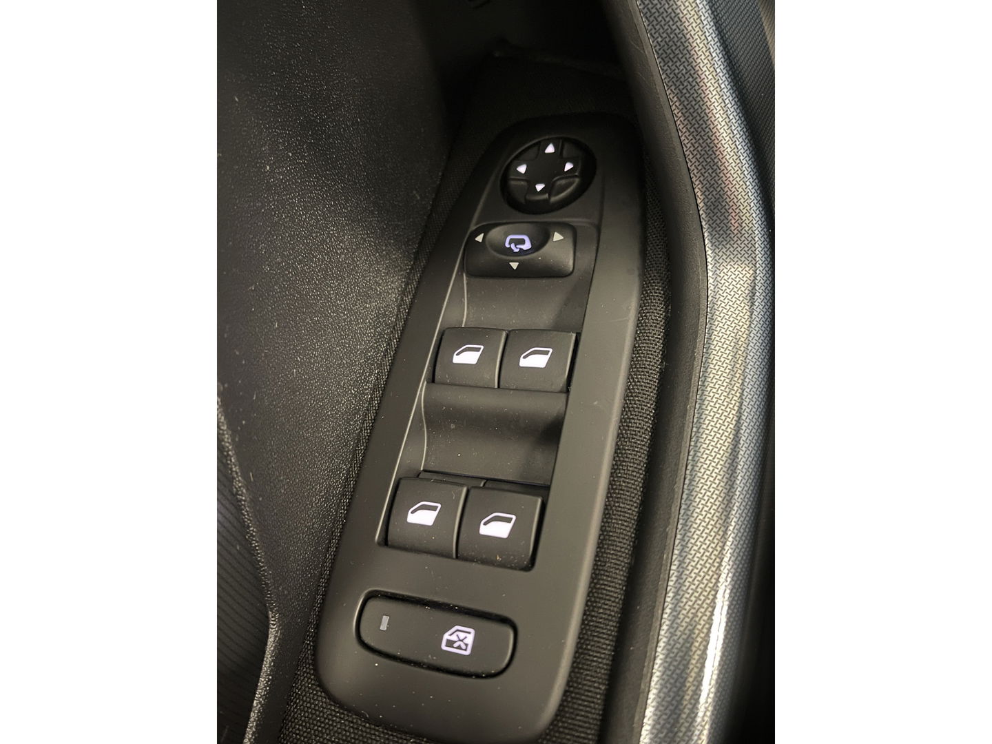 Peugeot 2008 1.2 PureTech Allure | Panoramadak | 16'' Lichtmetaal | Parkeersensoren achter | Airconditioning | Elektrische ramen | Automatische verlichting |