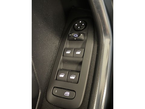 Peugeot 2008 1.2 PureTech Allure | Panoramadak | 16'' Lichtmetaal | Parkeersensoren achter | Airconditioning | Elektrische ramen | Automatische verlichting |