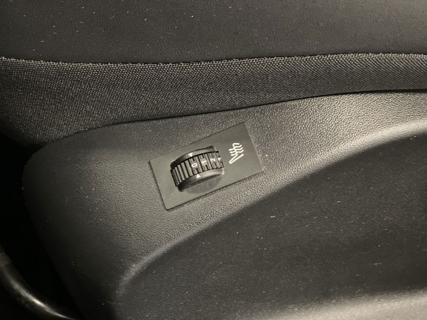 Peugeot 2008 1.2 PureTech Féline | Panoramadak | 16'' Lichtmetaal | Parkeersensoren achter | Airconditioning | Elektrische ramen | Automatische verlichting |