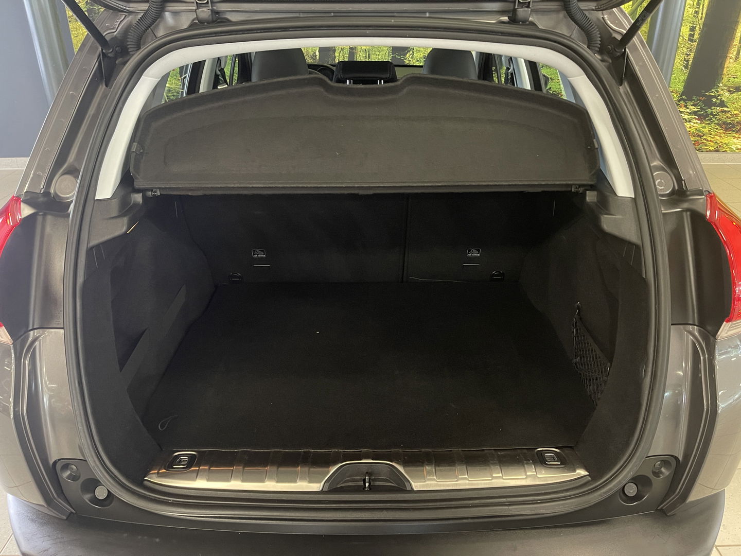 Peugeot 2008 1.2 PureTech Féline | Panoramadak | 16'' Lichtmetaal | Parkeersensoren achter | Airconditioning | Elektrische ramen | Automatische verlichting |