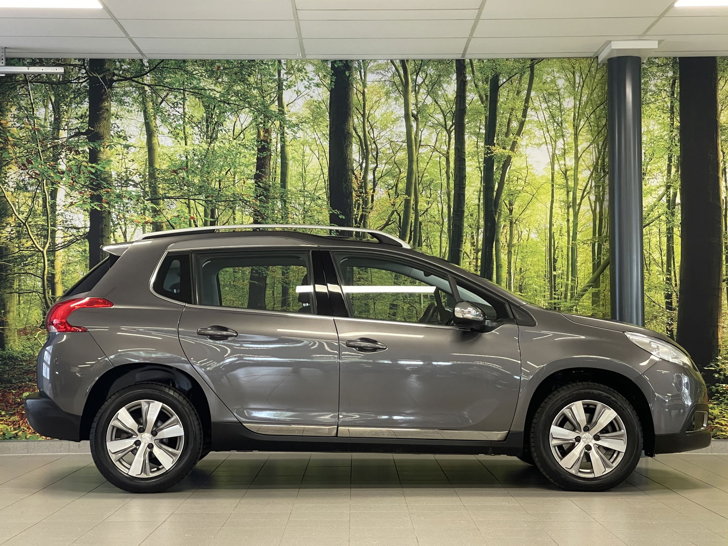 Peugeot 2008 1.2 PureTech Féline | Panoramadak | 16'' Lichtmetaal | Parkeersensoren achter | Airconditioning | Elektrische ramen | Automatische verlichting |