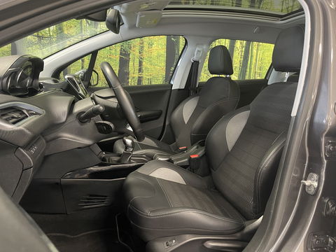 Peugeot 2008 1.2 PureTech Allure | Panoramadak | 16'' Lichtmetaal | Parkeersensoren achter | Airconditioning | Elektrische ramen | Automatische verlichting |