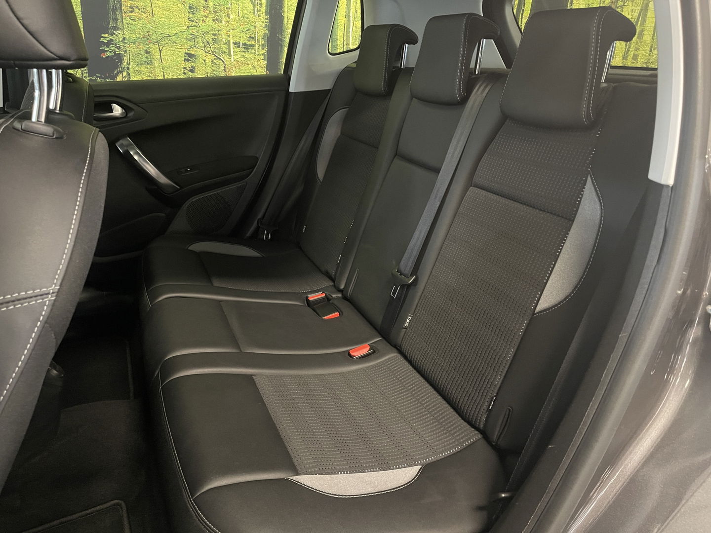 Peugeot 2008 1.2 PureTech Féline | Panoramadak | 16'' Lichtmetaal | Parkeersensoren achter | Airconditioning | Elektrische ramen | Automatische verlichting |