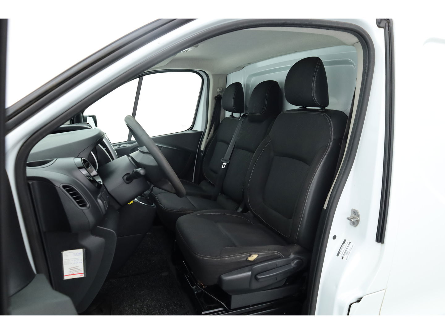 Renault Trafic 2.0 dCi 120pk L2H1 Comfort | 3pers. | Navi | Cruise | PDC | LED