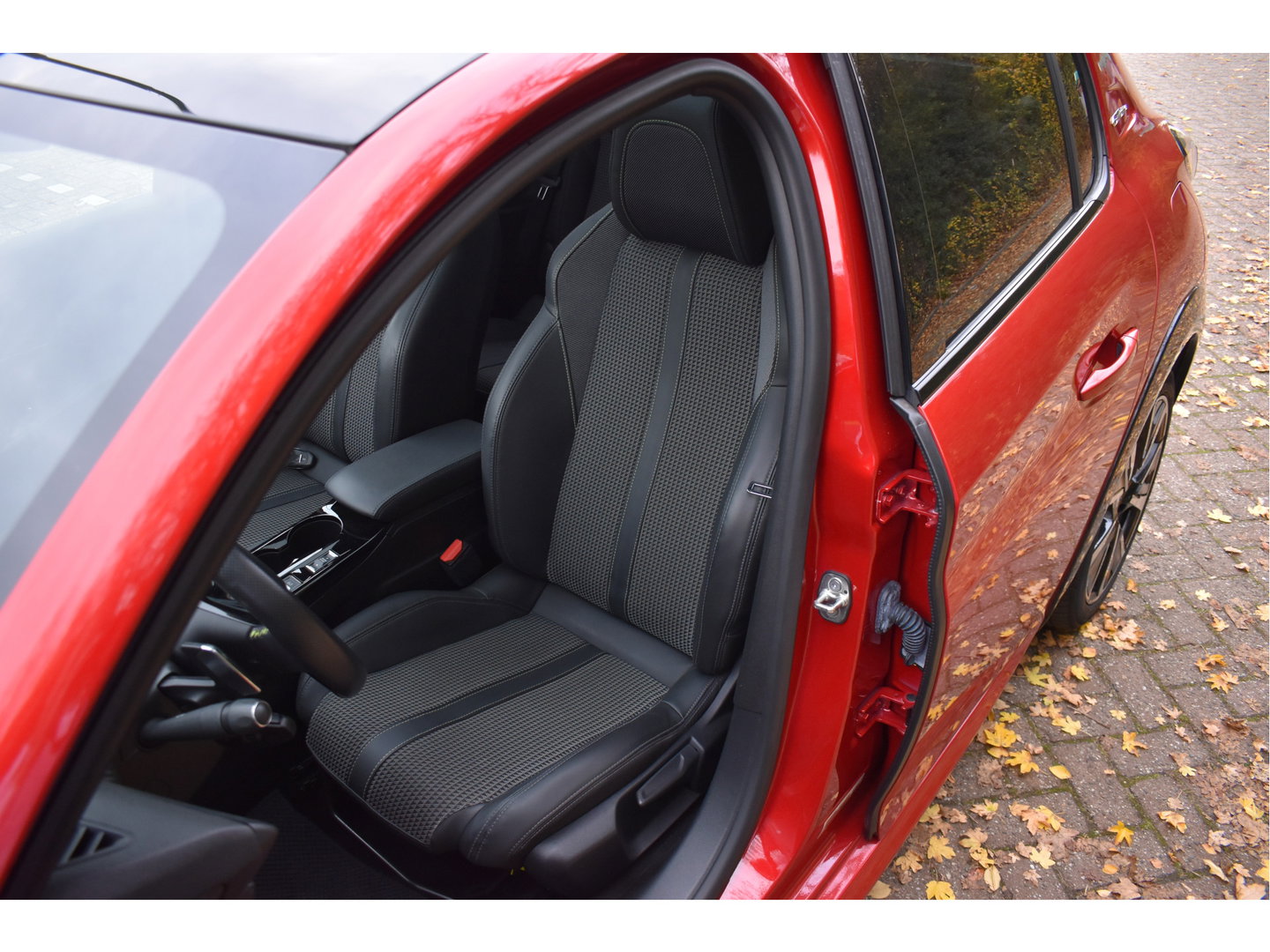 Peugeot 208 1.2 PureTech GT-Line 131 pk Pack Connect | Pano.dak | Camera | Stoelverwarming | Caplary | DAB | LM-Velgen | Full LED