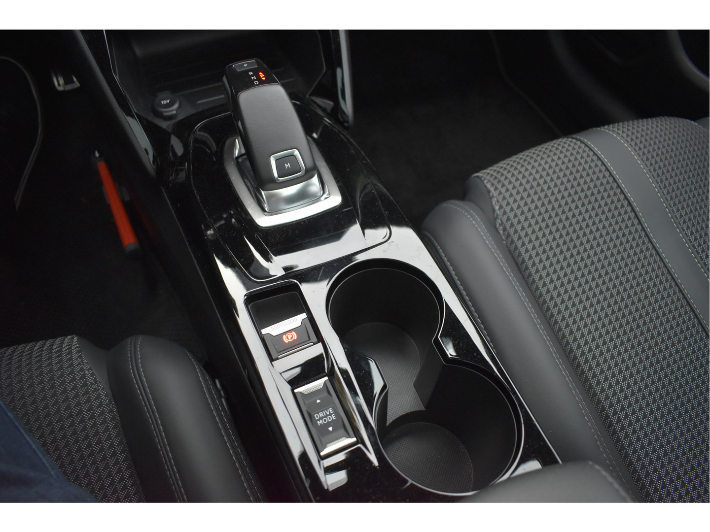 Peugeot 208 1.2 PureTech GT-Line 131 pk Pack Connect | Pano.dak | Camera | Stoelverwarming | Caplary | DAB | LM-Velgen | Full LED