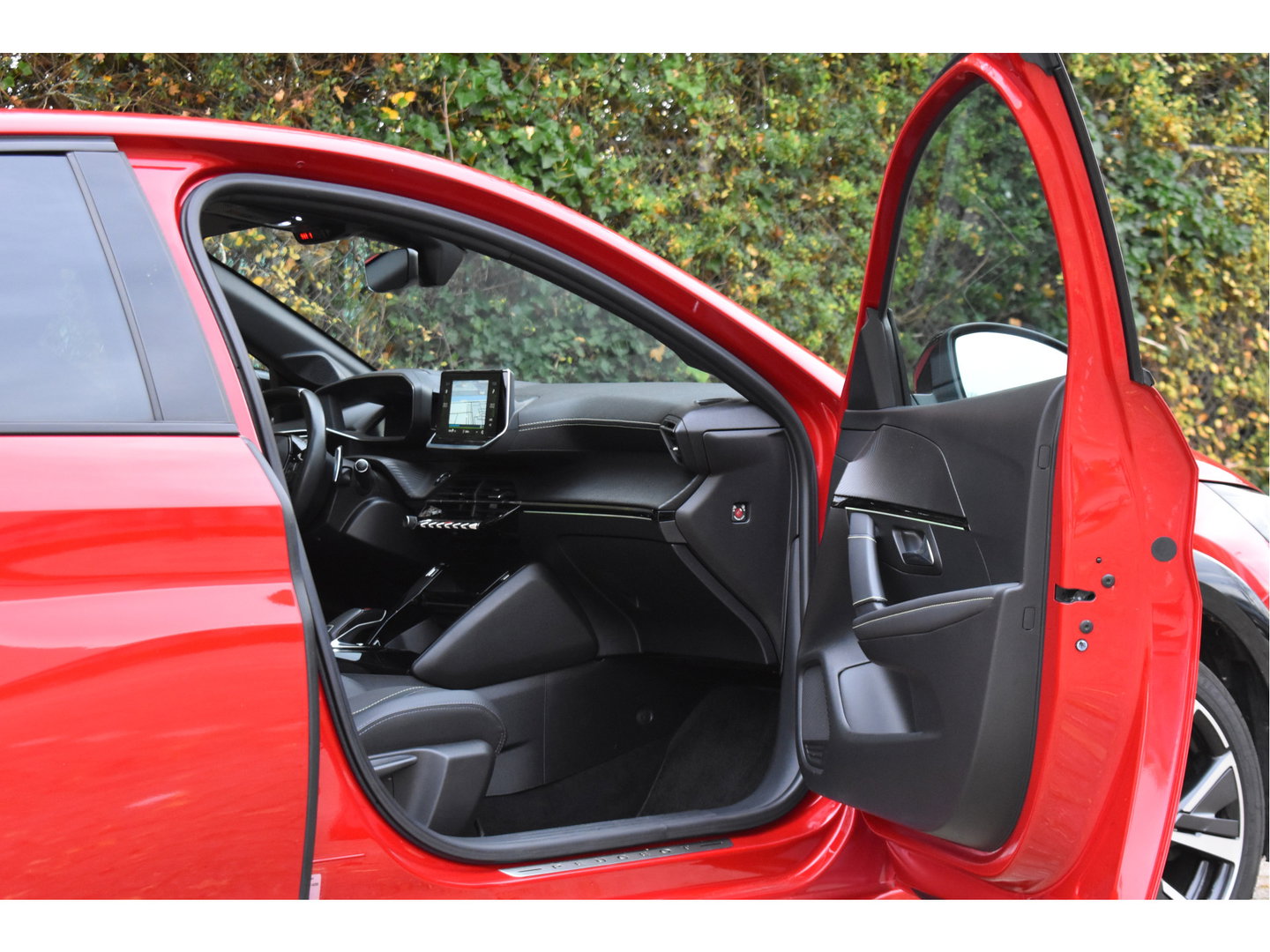 Peugeot 208 1.2 PureTech GT-Line 131 pk Pack Connect | Pano.dak | Camera | Stoelverwarming | Caplary | DAB | LM-Velgen | Full LED