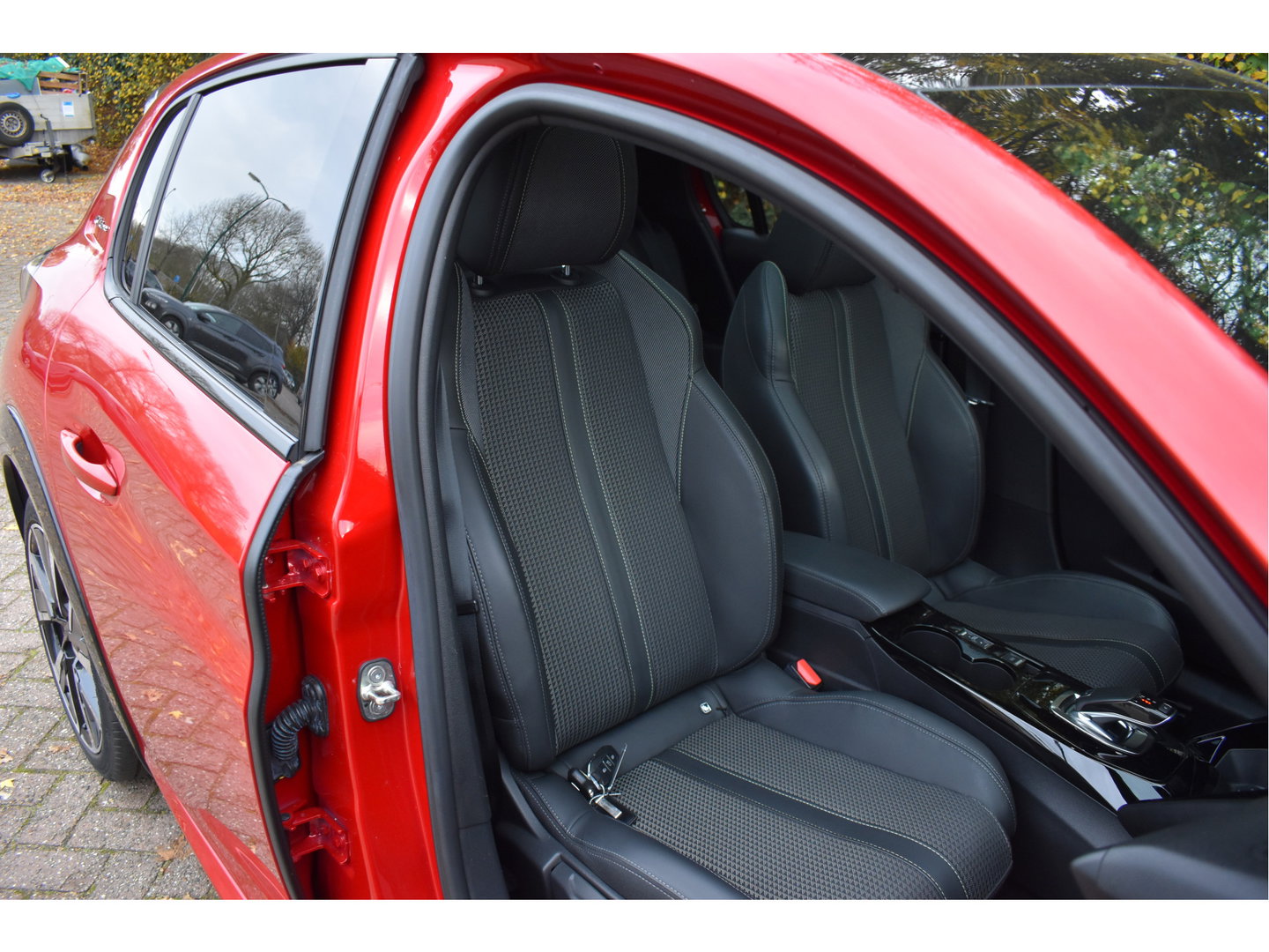 Peugeot 208 1.2 PureTech GT-Line 131 pk Pack Connect | Pano.dak | Camera | Stoelverwarming | Caplary | DAB | LM-Velgen | Full LED