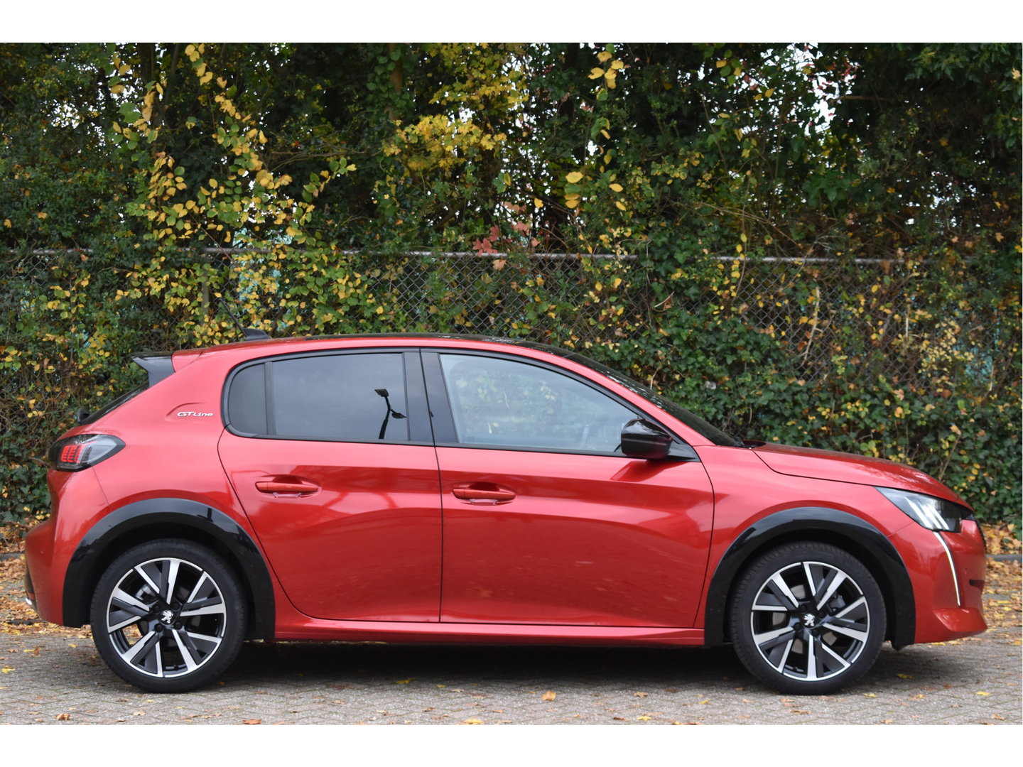 Peugeot 208 1.2 PureTech GT-Line 131 pk Pack Connect | Pano.dak | Camera | Stoelverwarming | Caplary | DAB | LM-Velgen | Full LED