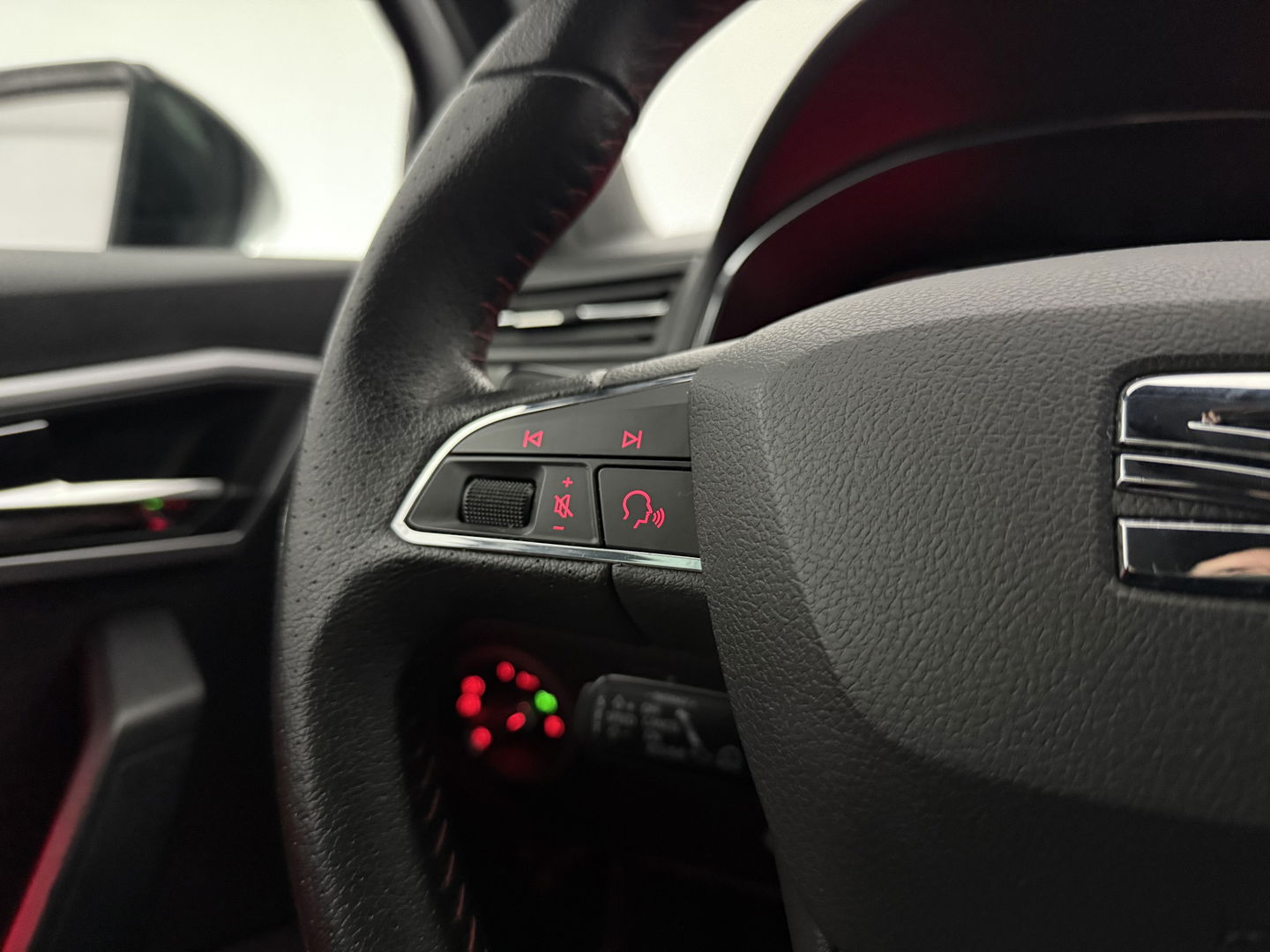 SEAT Arona 1.0 TSI FR Business Intense | Camera | Adap. Cruise | Trekh. | Stoelverw. | Sfeer | Keyless | Navi | NAP