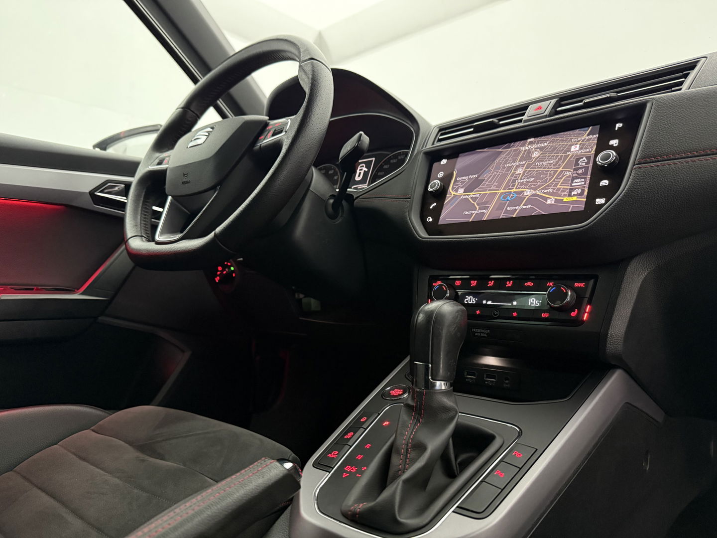 SEAT Arona 1.0 TSI FR Business Intense | Camera | Adap. Cruise | Trekh. | Stoelverw. | Sfeer | Keyless | Navi | NAP