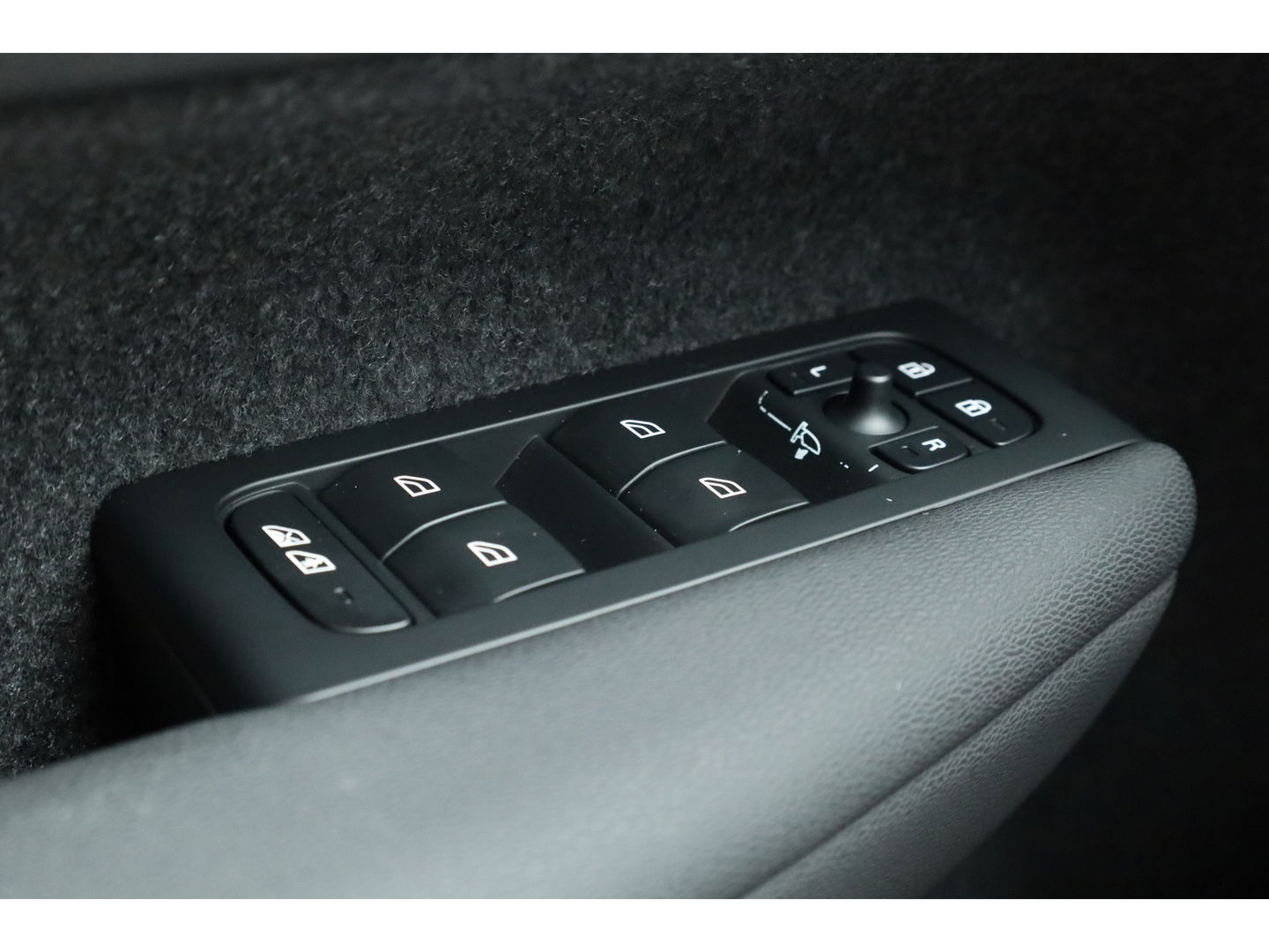 Volvo XC40 1.5 T4 Plug-in hybrid Plus Dark | 360 camera | H&K Audio | Elek. Stoelen |  Adap. cruise | Blis |