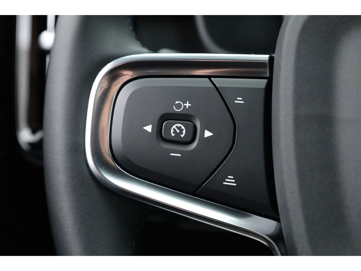 Volvo XC40 1.5 T4 Plug-in hybrid Plus Dark | 360 camera | H&K Audio | Elek. Stoelen |  Adap. cruise | Blis |