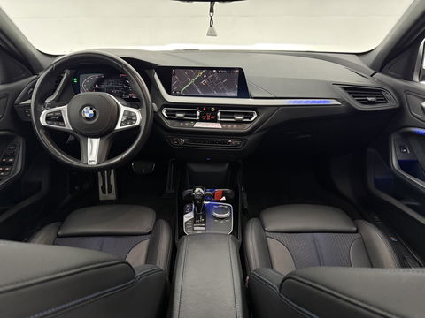 BMW 1-serie 118i High Executive 141PK | Pano | Virtual | Sfeerverl | Carplay | Trekh. | Parkeersens. | NAP