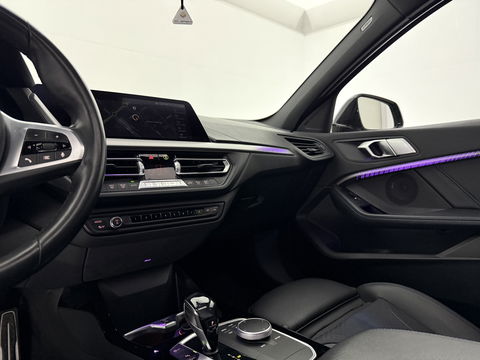 BMW 1-serie 118i High Executive 141PK | Pano | Virtual | Sfeerverl | Carplay | Trekh. | Parkeersens. | NAP