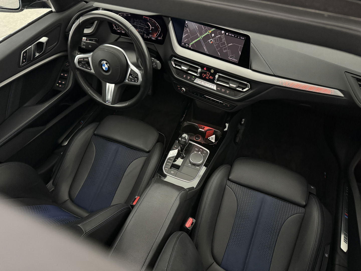 BMW 1-serie 118i High Executive 141PK | Pano | Virtual | Sfeerverl | Carplay | Trekh. | Parkeersens. | NAP