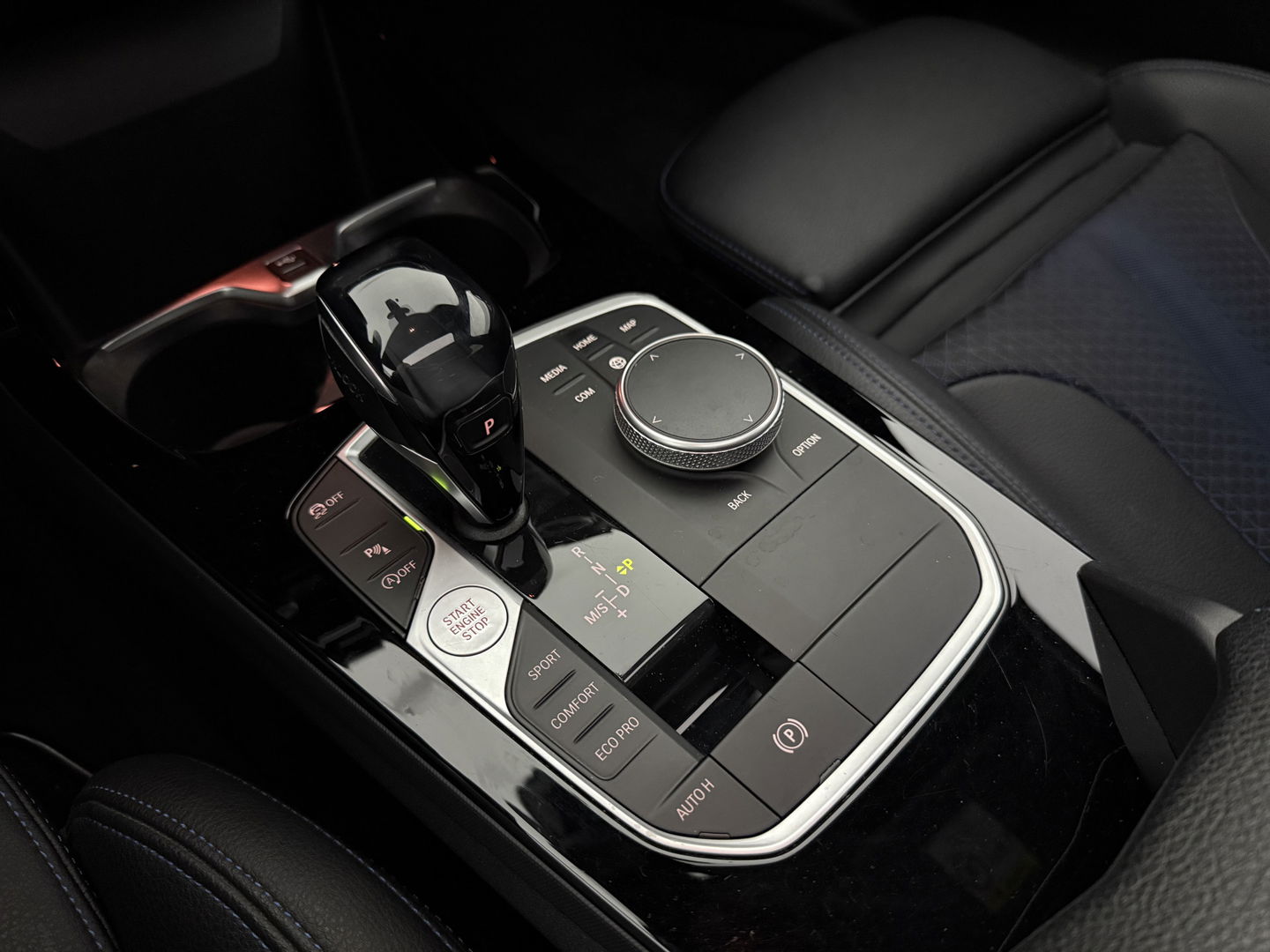 BMW 1-serie 118i High Executive 141PK | Pano | Virtual | Sfeerverl | Carplay | Trekh. | Parkeersens. | NAP