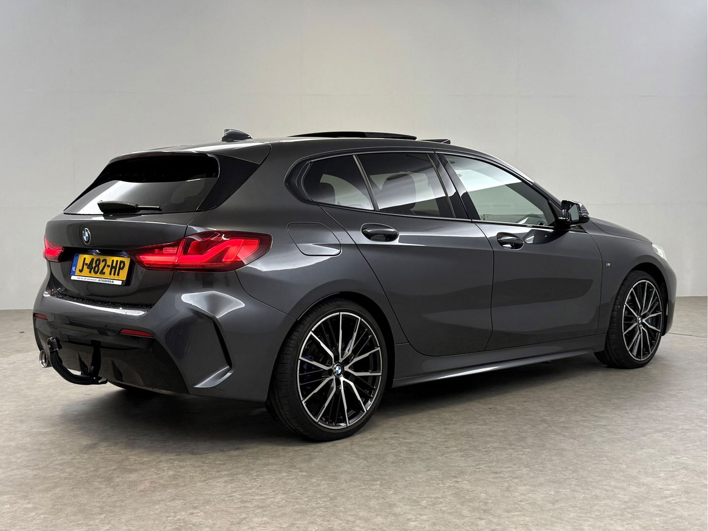 BMW 1-serie 118i High Executive 141PK | Pano | Virtual | Sfeerverl | Carplay | Trekh. | Parkeersens. | NAP