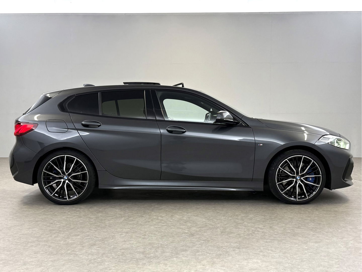 BMW 1-serie 118i High Executive 141PK | Pano | Virtual | Sfeerverl | Carplay | Trekh. | Parkeersens. | NAP