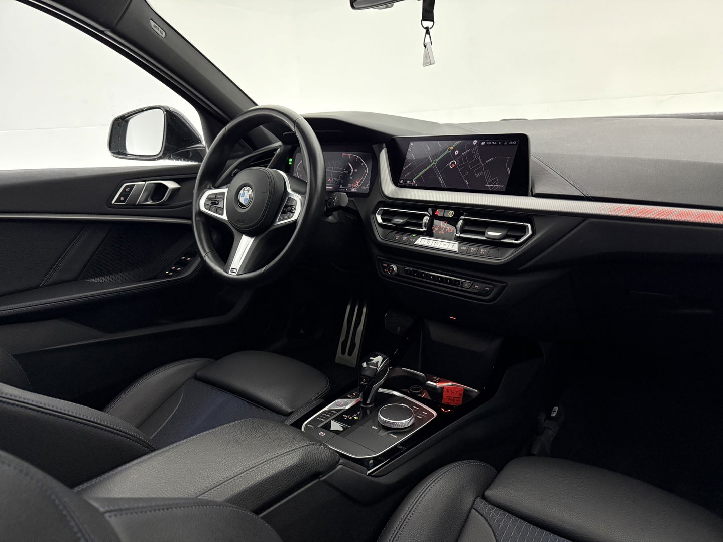 BMW 1-serie 118i High Executive 141PK | Pano | Virtual | Sfeerverl | Carplay | Trekh. | Parkeersens. | NAP