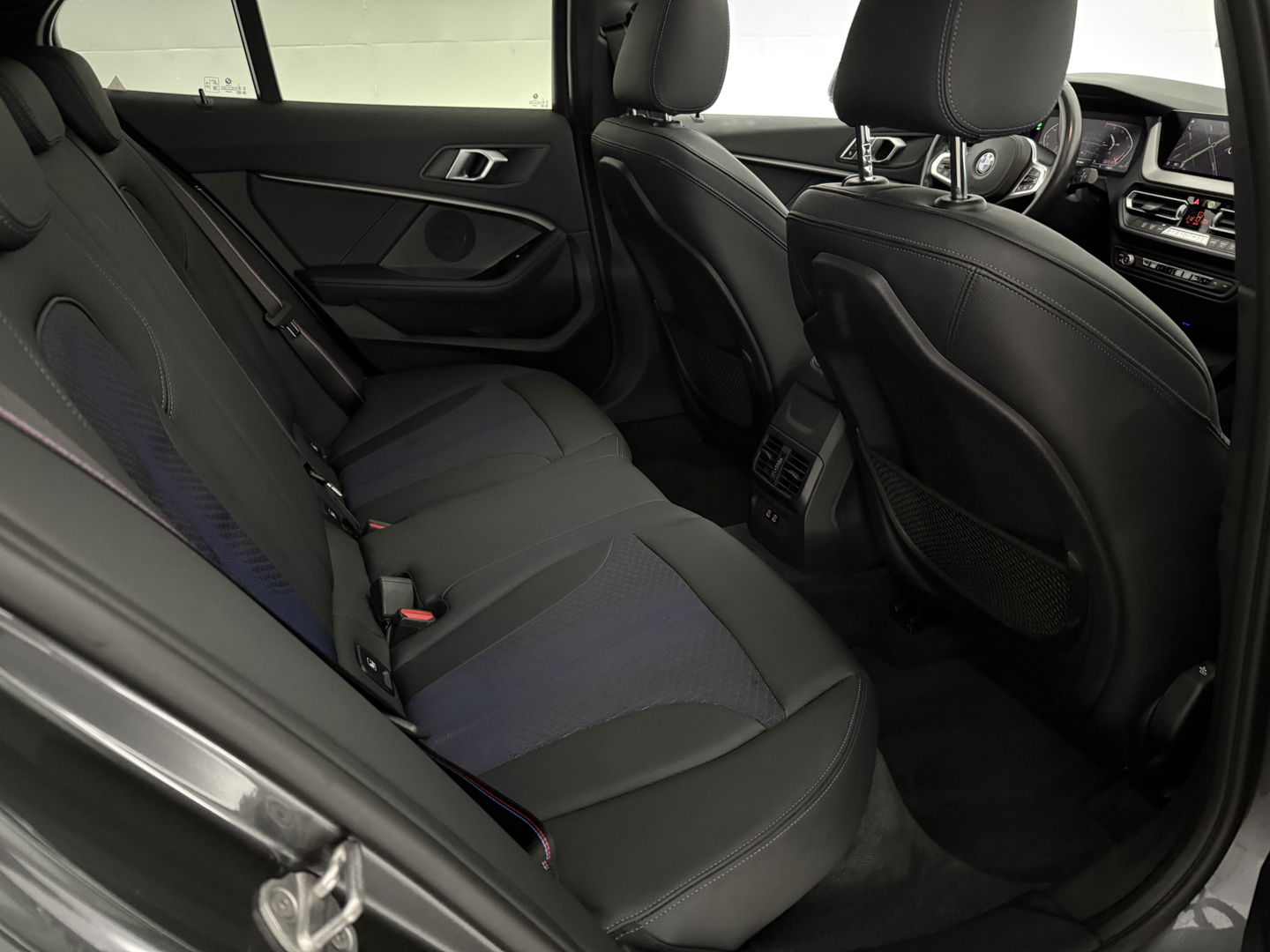 BMW 1-serie 118i High Executive 141PK | Pano | Virtual | Sfeerverl | Carplay | Trekh. | Parkeersens. | NAP